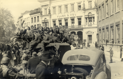 97602 Afbeelding van de drukte bij het Stadhuis (Stadhuisbrug 1) te Utrecht ten tijde van het voorlezen van de ...